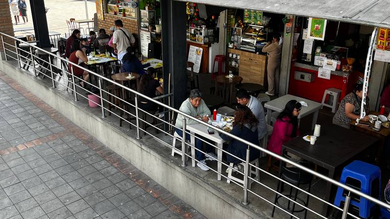 The lunchtime crowd at the 12 de Abril mercado food court