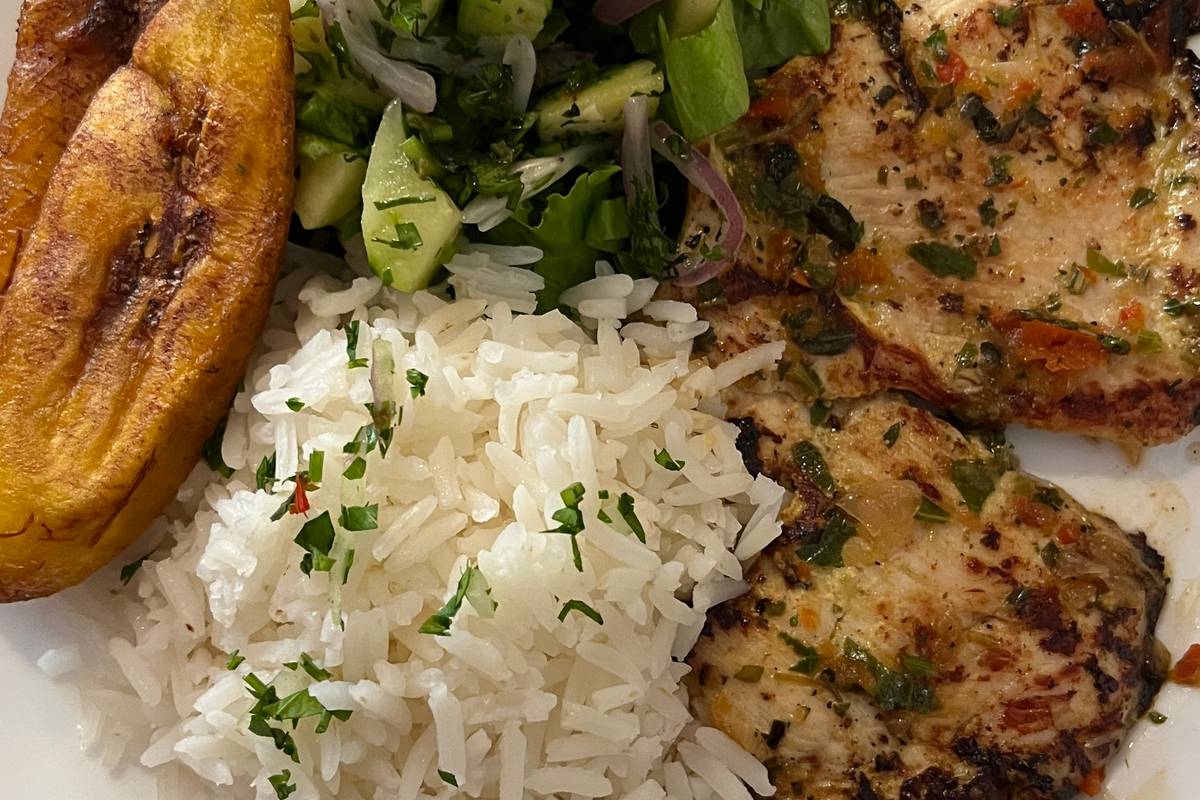 A Cuencano almuerzo: grilled chicken, rice, salad and fried plantain