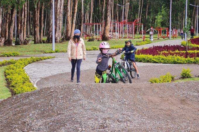 Bike path with kids in Cuenca