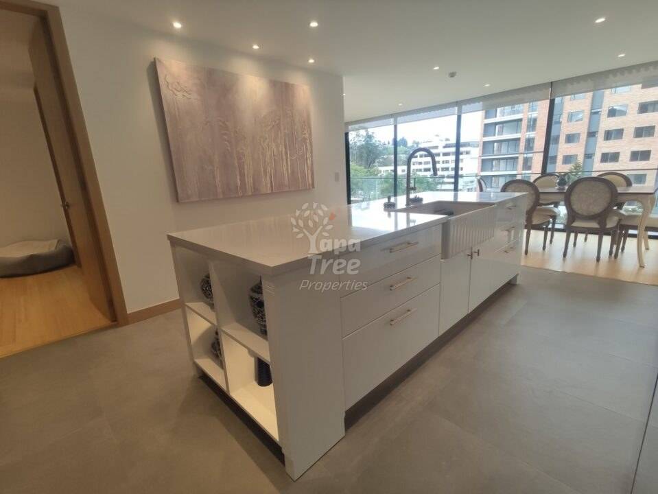 5th Floor Elegance with Panoramic Views: Luxury Suite for Sale in Ordoñez Lasso