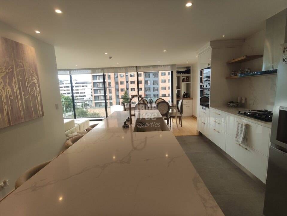5th Floor Elegance with Panoramic Views: Luxury Suite for Sale in Ordoñez Lasso