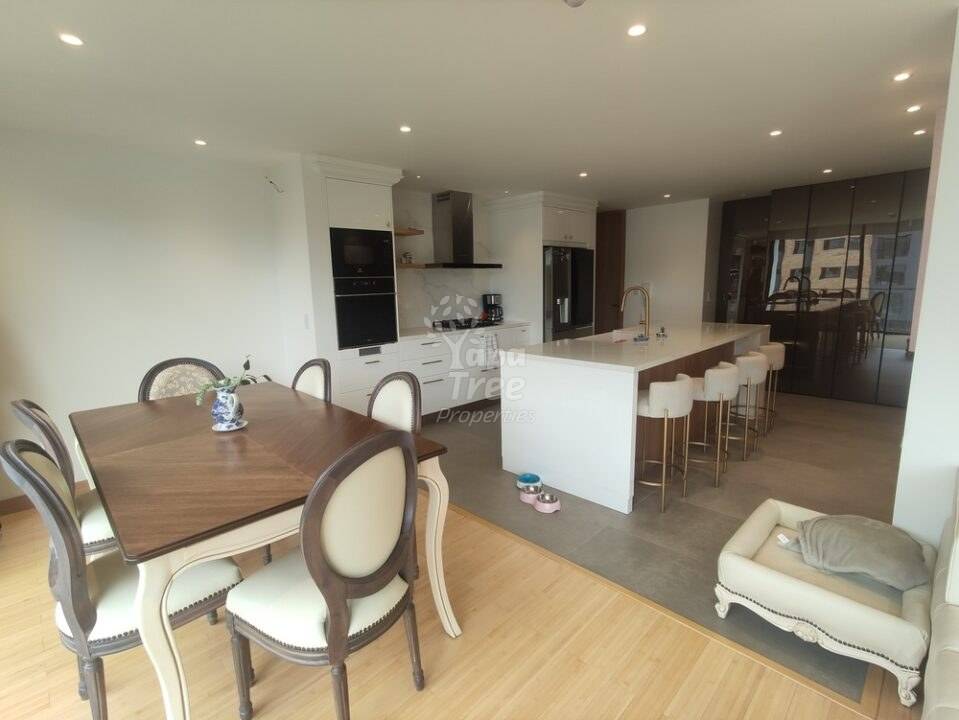 5th Floor Elegance with Panoramic Views: Luxury Suite for Sale in Ordoñez Lasso