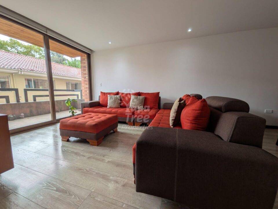 Bright 3-Bedroom Apartment with Private Balcony in Prime Primero de Mayo Location
