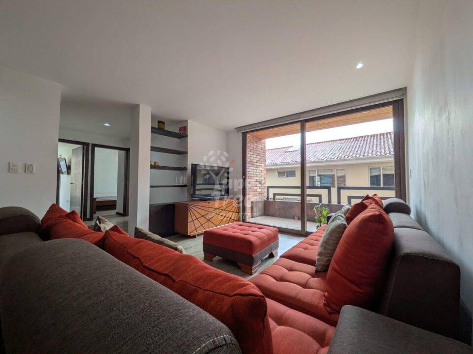 Bright 3-Bedroom Apartment with Private Balcony in Prime Primero de Mayo Location