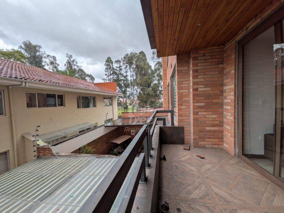 Bright 3-Bedroom Apartment with Private Balcony in Prime Primero de Mayo Location