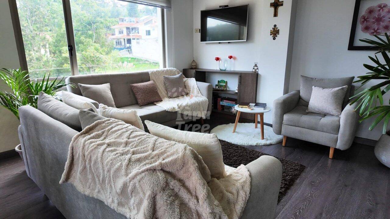 Charming 1-Bedroom Apartment with Beautiful Mountain Views Just 15 Minutes from Tranvía