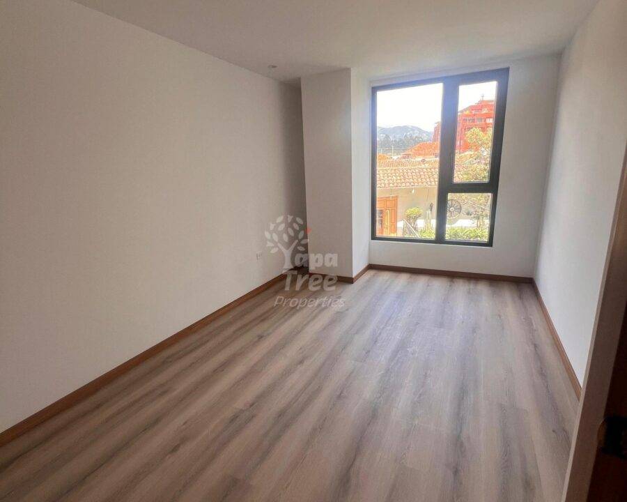 Charming 1-Bedroom Apartment with Park View Balcony in Prime Primero de Mayo Location