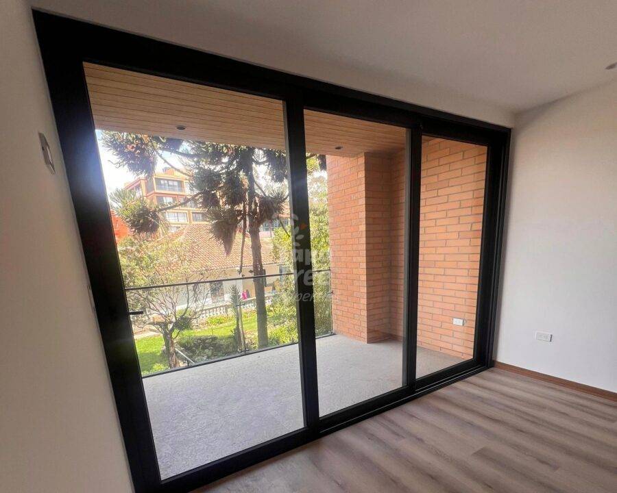 Charming 1-Bedroom Apartment with Park View Balcony in Prime Primero de Mayo Location
