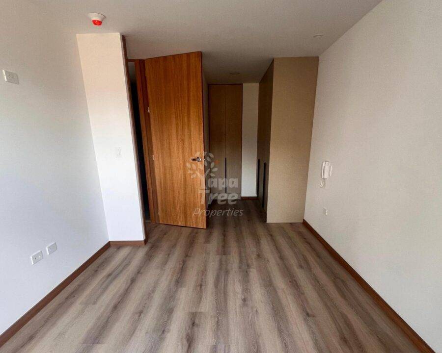 Charming 1-Bedroom Apartment with Park View Balcony in Prime Primero de Mayo Location