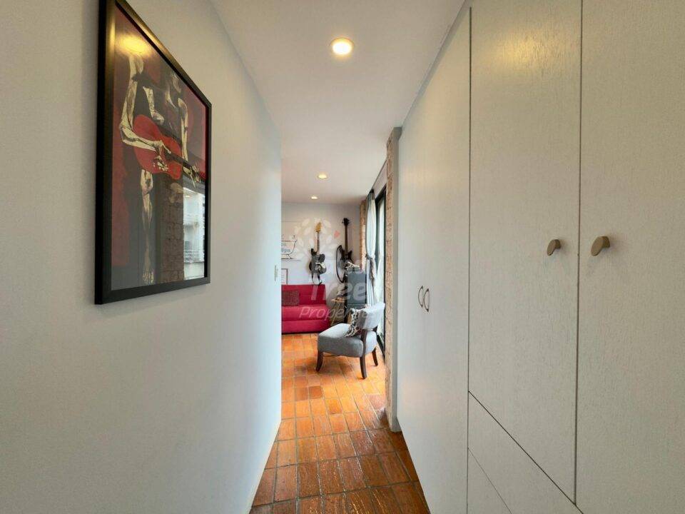 Charming 2-Bedroom Apartment with Three Balconies in the Heart of El Centro