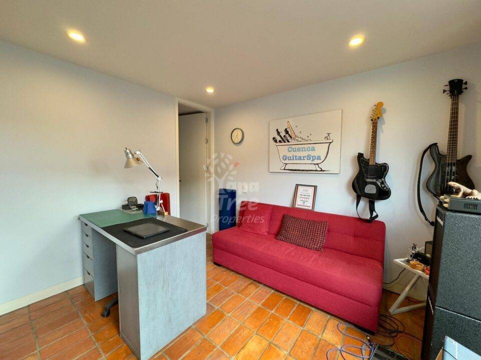 Charming 2-Bedroom Apartment with Three Balconies in the Heart of El Centro
