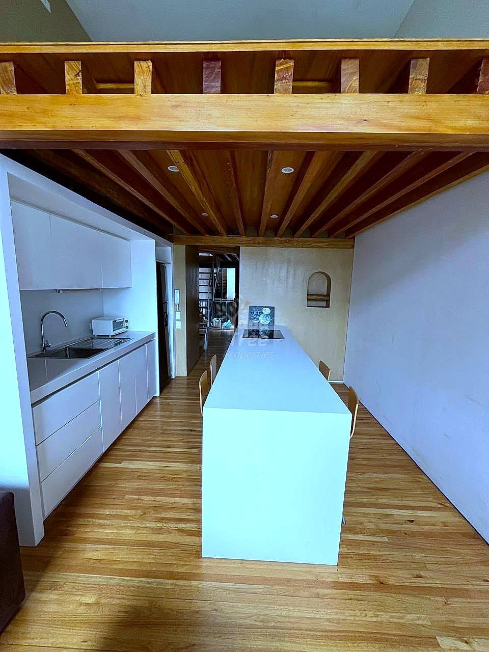 Charming Furnished 2-Bedroom Loft with great views in the city center