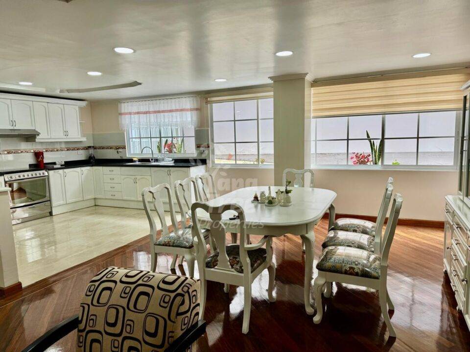 Elegant 3-Bedroom Apartment with Modern Finishes in Prime El Vergel