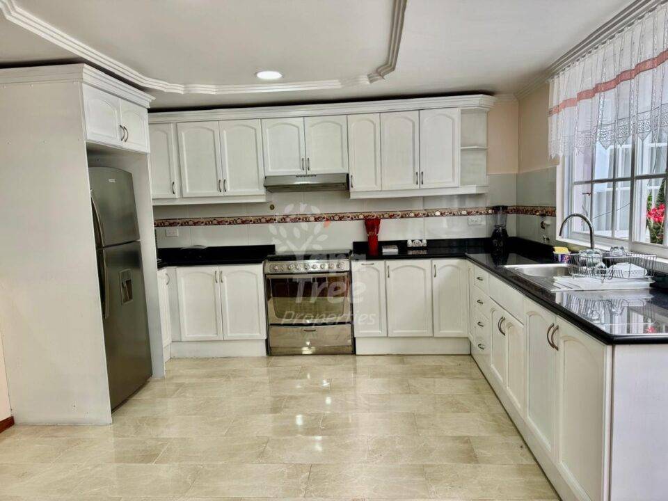 Elegant 3-Bedroom Apartment with Modern Finishes in Prime El Vergel