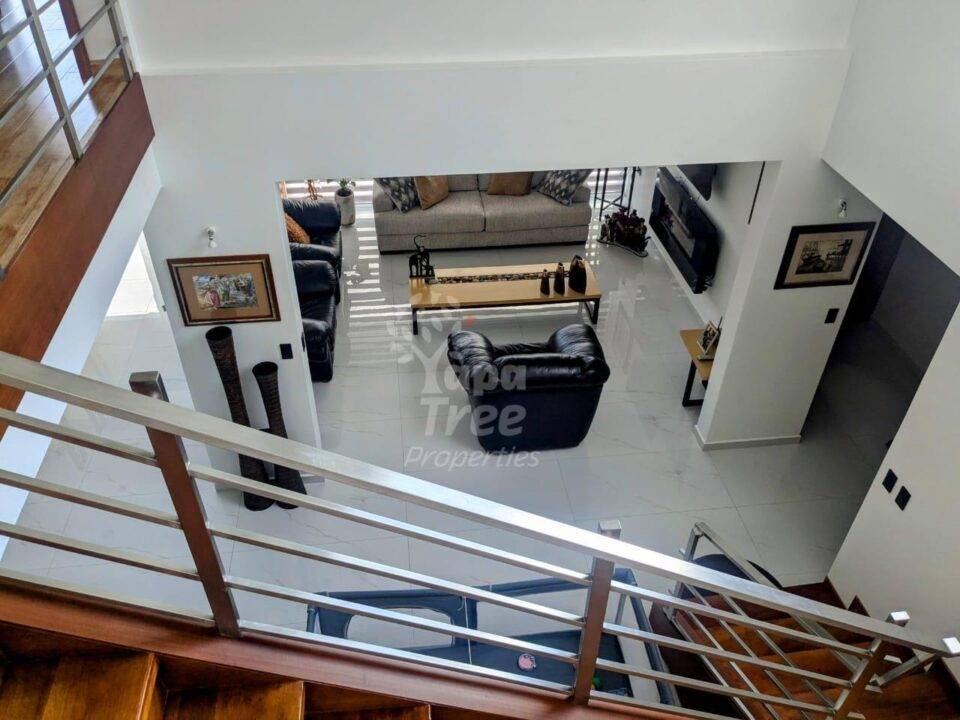 Elegant 3-Bedroom House with Modern Finishes in Exclusive Chaullabamba Gated Community