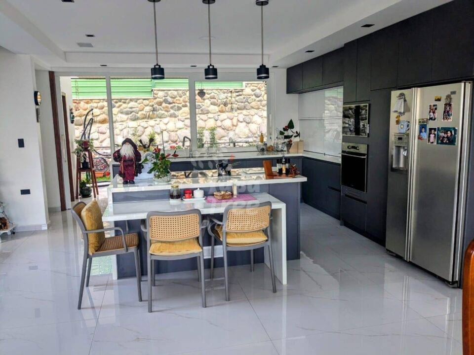 Elegant 3-Bedroom House with Modern Finishes in Exclusive Chaullabamba Gated Community