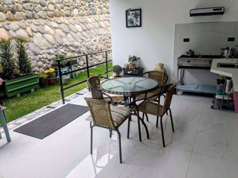Elegant 3-Bedroom House with Modern Finishes in Exclusive Chaullabamba Gated Community