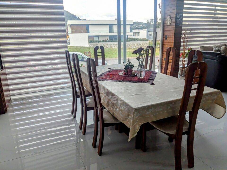 Elegant 3-Bedroom House with Modern Finishes in Exclusive Chaullabamba Gated Community