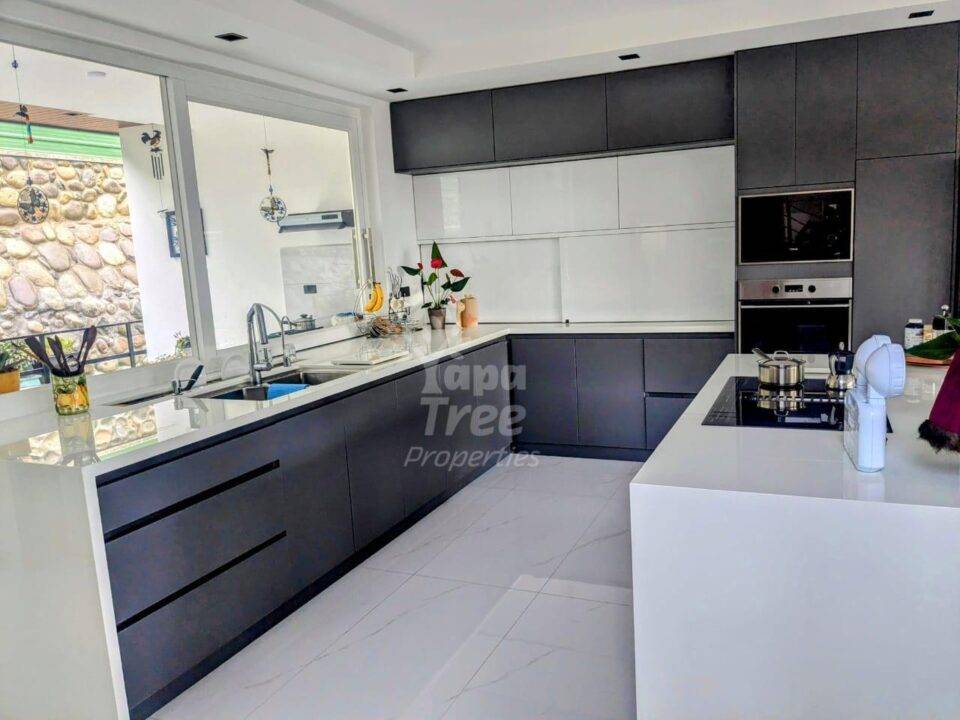 Elegant 3-Bedroom House with Modern Finishes in Exclusive Chaullabamba Gated Community
