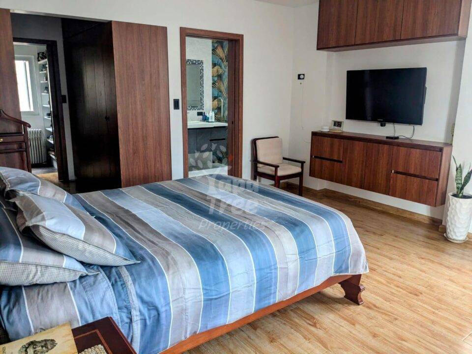 Elegant 3-Bedroom House with Modern Finishes in Exclusive Chaullabamba Gated Community
