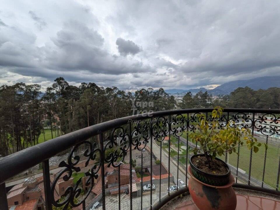 High-Floor 2-Bedroom Apartment with River Views – Ordoñez Lasso