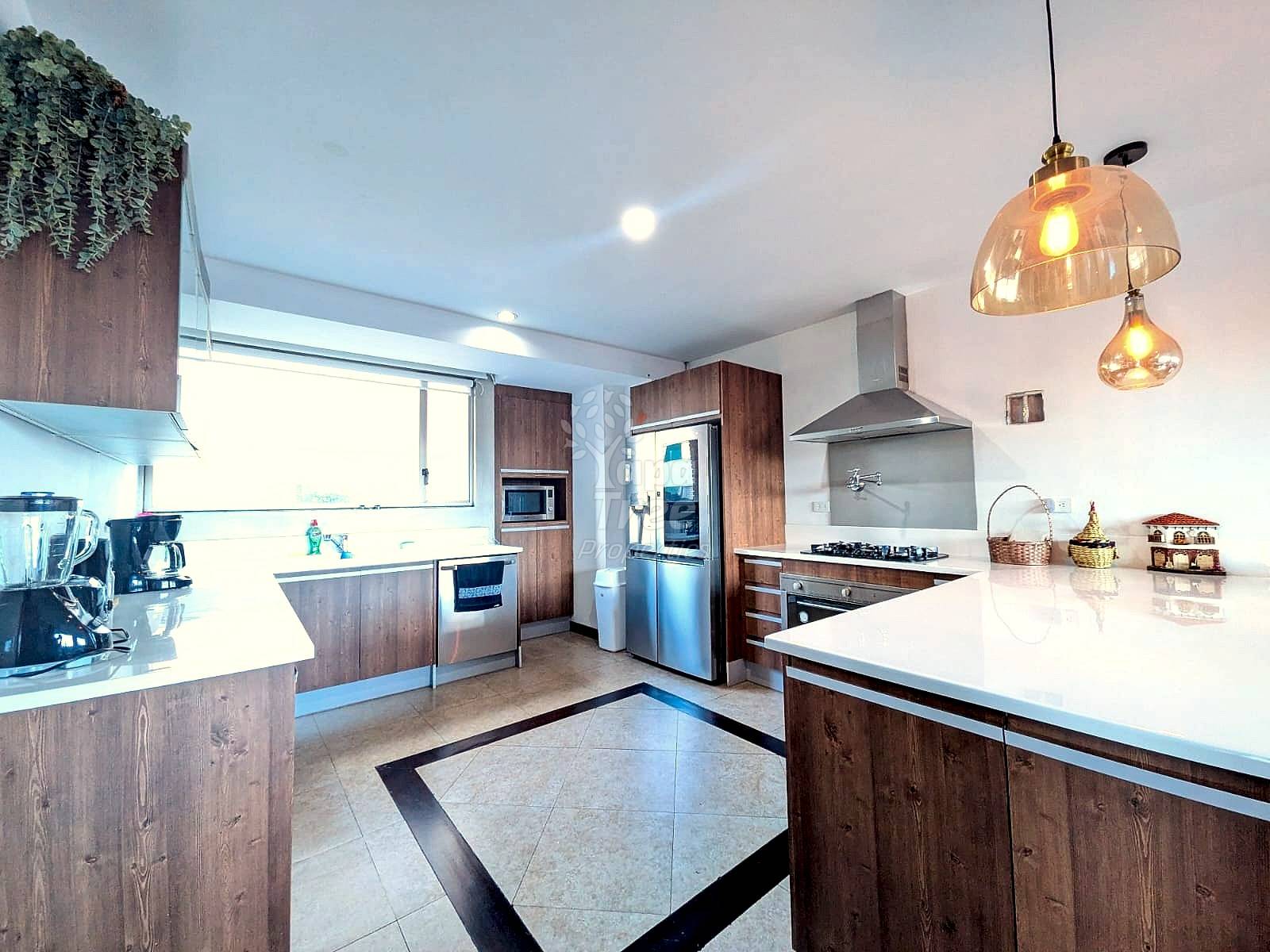 Spacious 3BDR apartment in prime location with outdoor space
