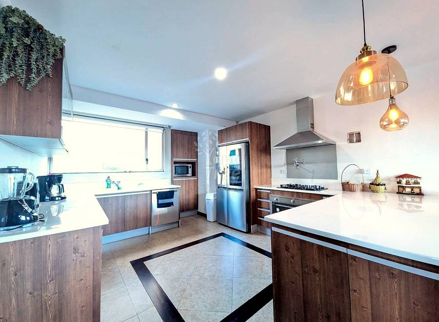 Spacious 3BDR apartment in prime location with outdoor space