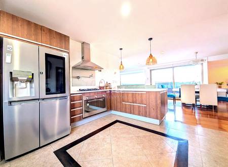 Spacious 3BDR apartment in prime location with outdoor space