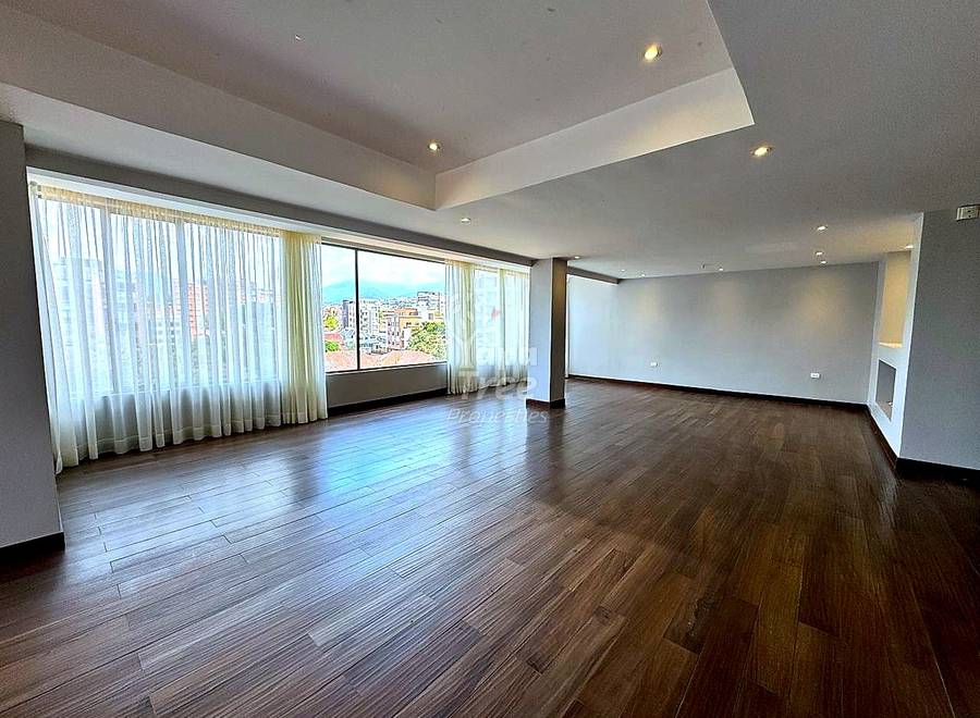 Luxury 3 BDRM Apartment in Puertas del Sol