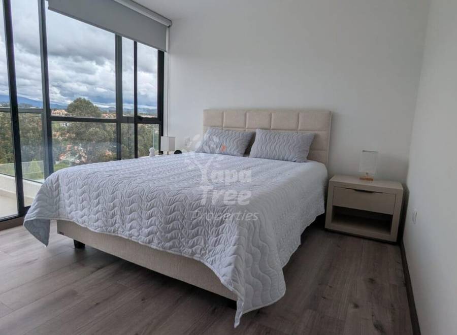Modern 2-Bedroom Top-Floor Apartment with Stunning City Views