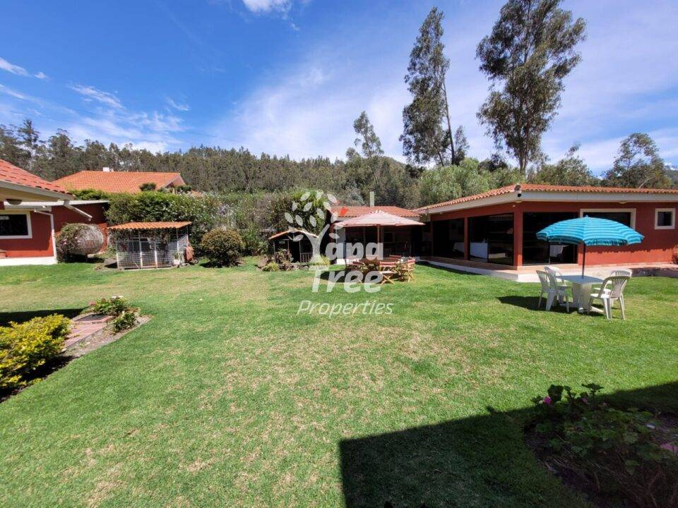 Spacious 1-Story Family Home with Panoramic Views in Challuabamba