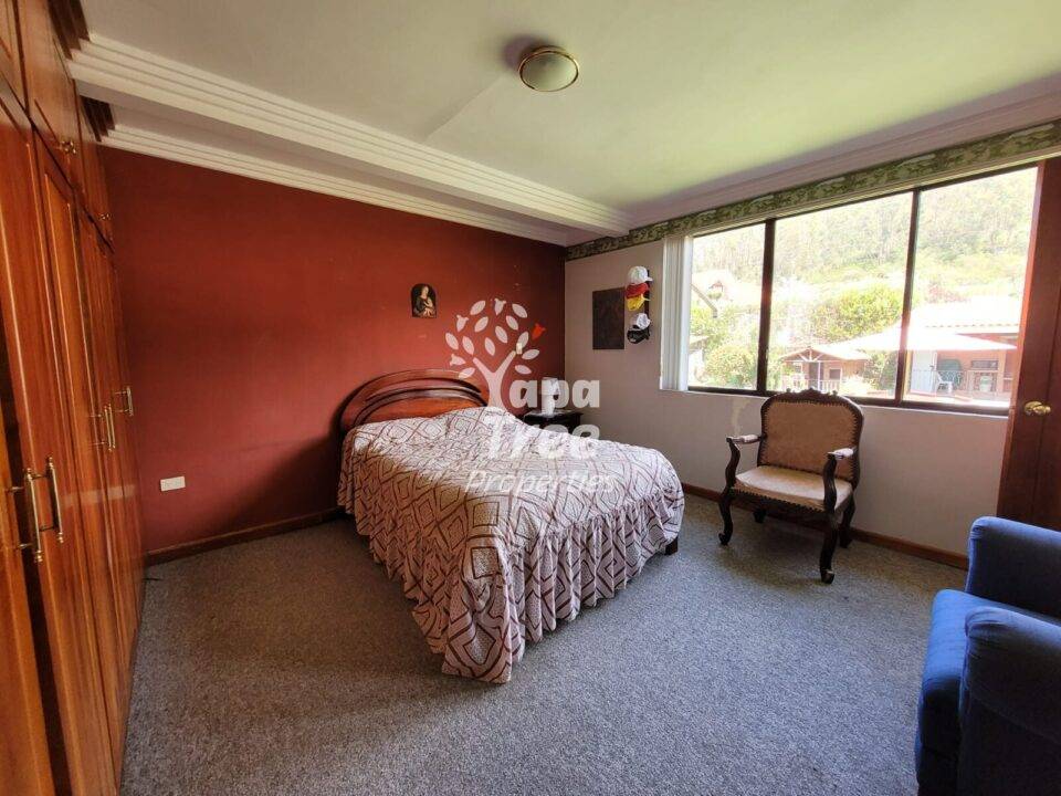 Spacious 1-Story Family Home with Panoramic Views in Challuabamba