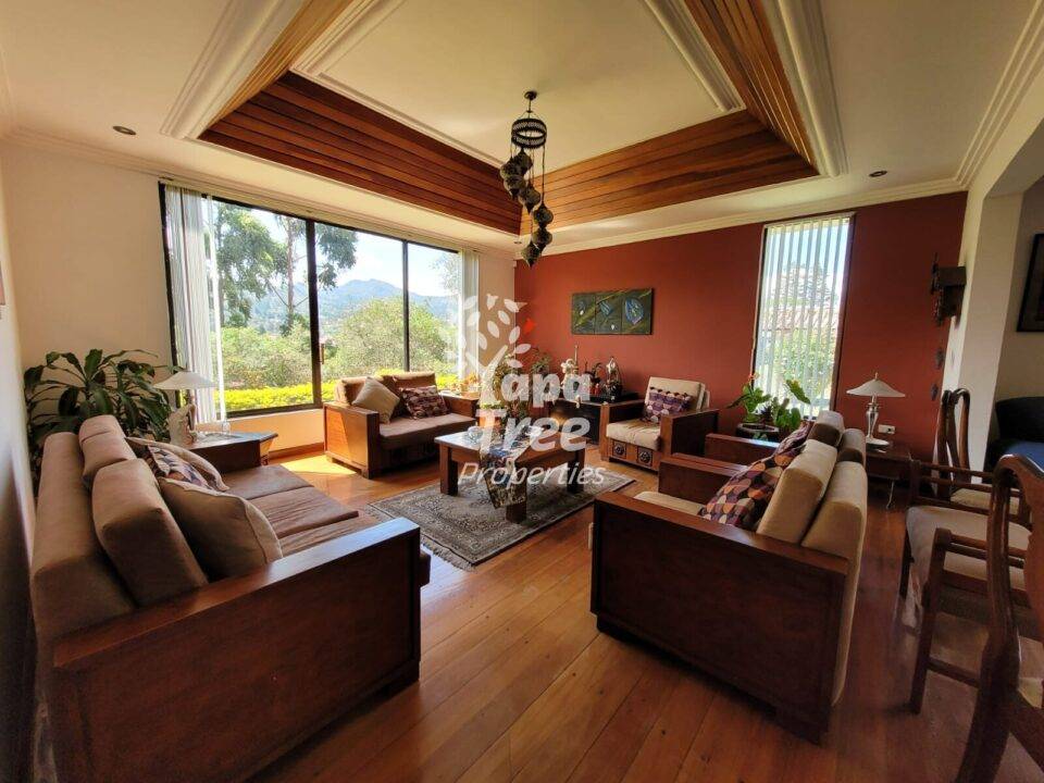 Spacious 1-Story Family Home with Panoramic Views in Challuabamba
