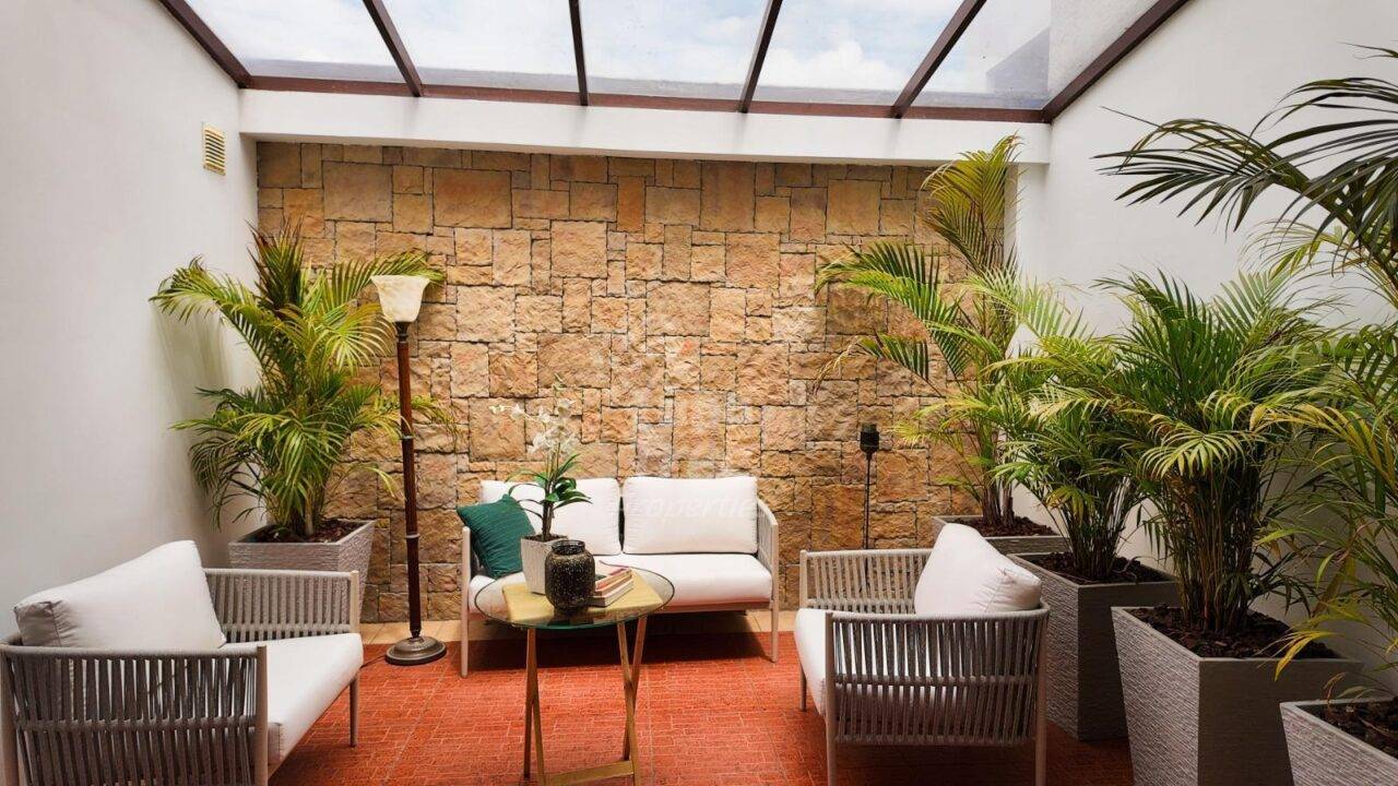 Spacious 3-Bedroom Apartment with Sun Room and Terrace Overlooking the Mountains