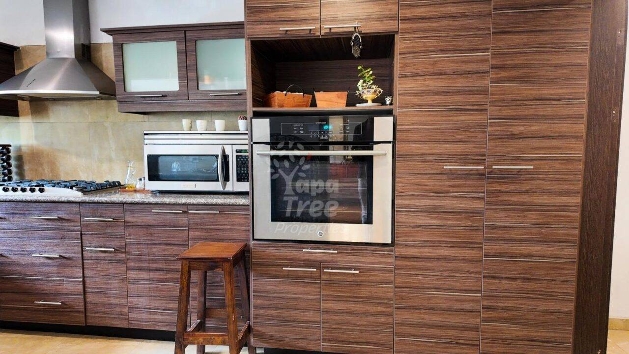 Spacious 3-Bedroom Apartment with Sun Room and Terrace Overlooking the Mountains