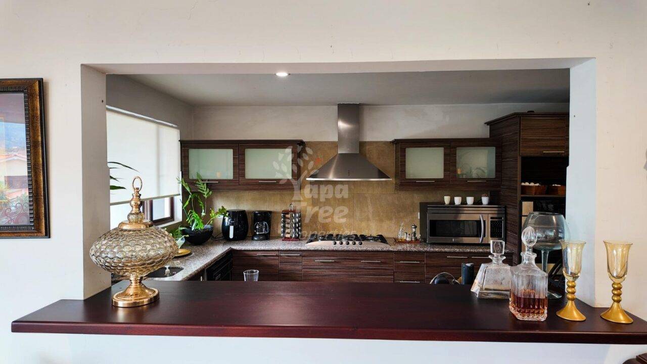 Spacious 3-Bedroom Apartment with Sun Room and Terrace Overlooking the Mountains