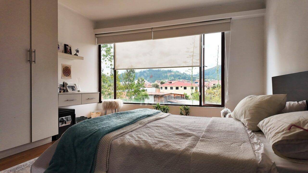 Spacious 3-Bedroom Apartment with Sun Room and Terrace Overlooking the Mountains