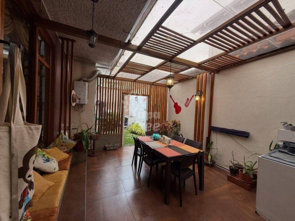 Spacious 3-Bedroom Corner House with Development Potential in Prime Coliseo Jefferson Pérez Area