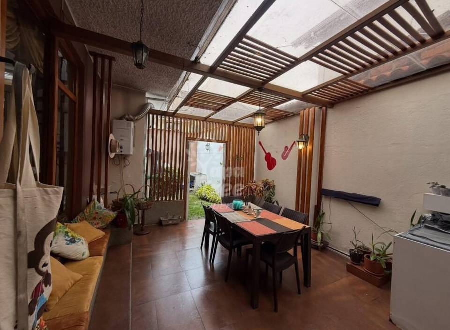 Spacious 3-Bedroom Corner House with Development Potential in Prime Coliseo Jefferson Pérez Area