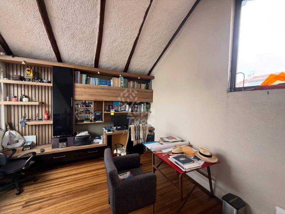Spacious 3-Bedroom Corner House with Development Potential in Prime Coliseo Jefferson Pérez Area