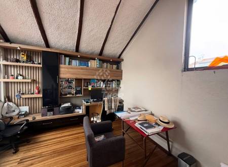 Spacious 3-Bedroom Corner House with Development Potential in Prime Coliseo Jefferson Pérez Area