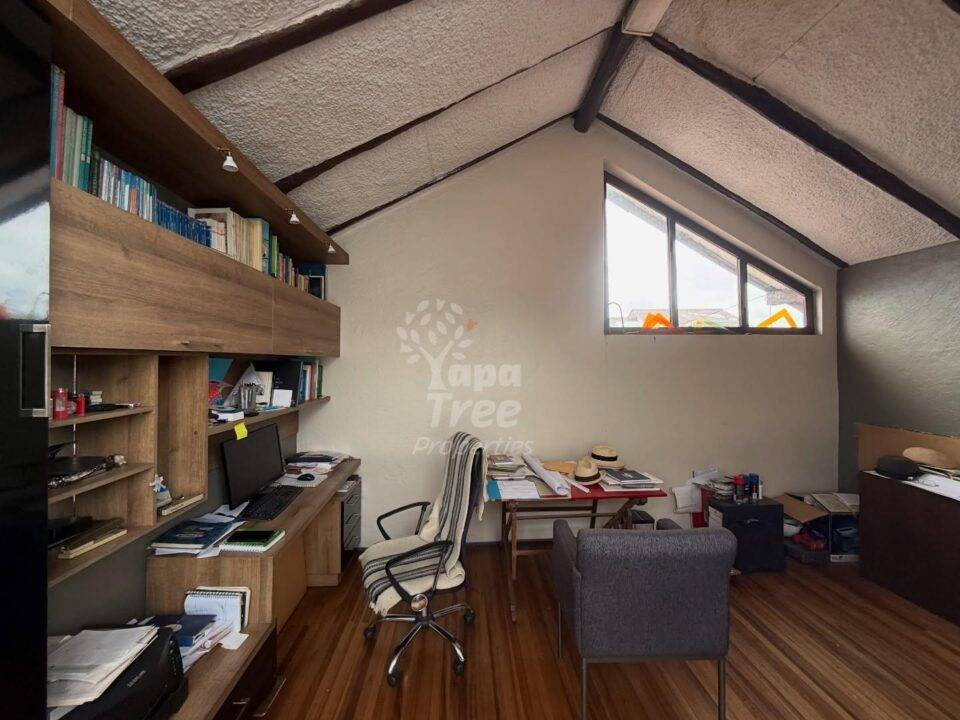 Spacious 3-Bedroom Corner House with Development Potential in Prime Coliseo Jefferson Pérez Area