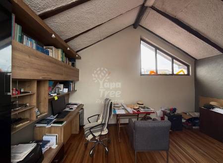 Spacious 3-Bedroom Corner House with Development Potential in Prime Coliseo Jefferson Pérez Area
