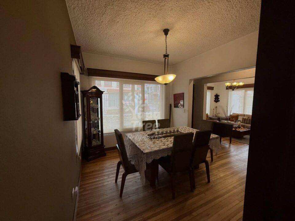 Spacious 3-Bedroom Corner House with Development Potential in Prime Coliseo Jefferson Pérez Area