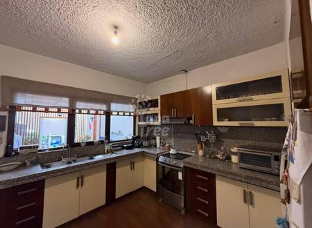 Spacious 3-Bedroom Corner House with Development Potential in Prime Coliseo Jefferson Pérez Area