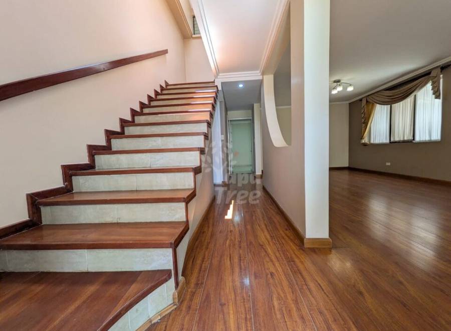 Spacious 3-Bedroom House with Livable Third-Floor Space in a Tranquil Setting