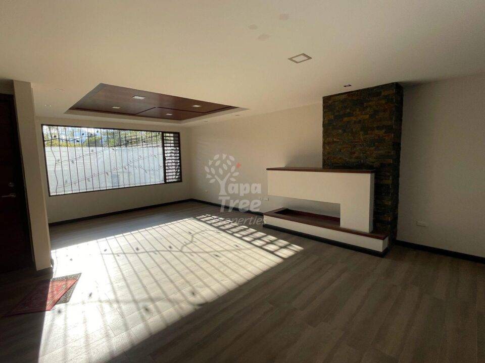 Spacious 3-Bedroom House with Walk-In Closet and Hydromassage Tub
