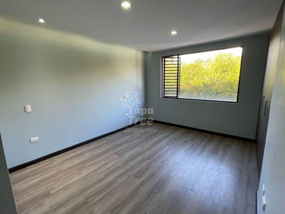 Spacious 3-Bedroom House with Walk-In Closet and Hydromassage Tub