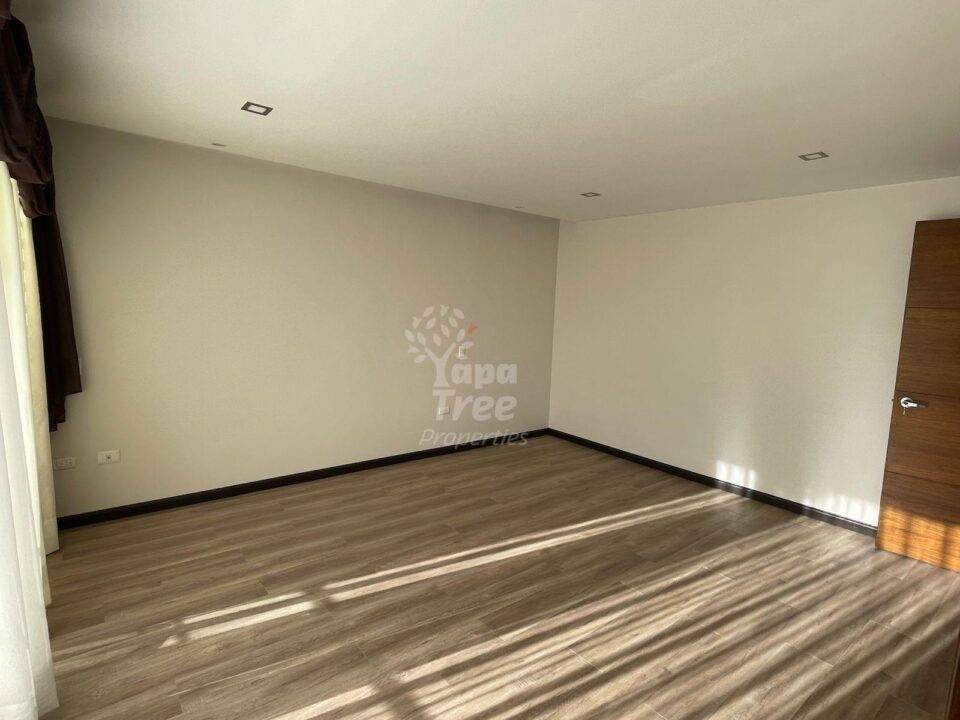 Spacious 3-Bedroom House with Walk-In Closet and Hydromassage Tub