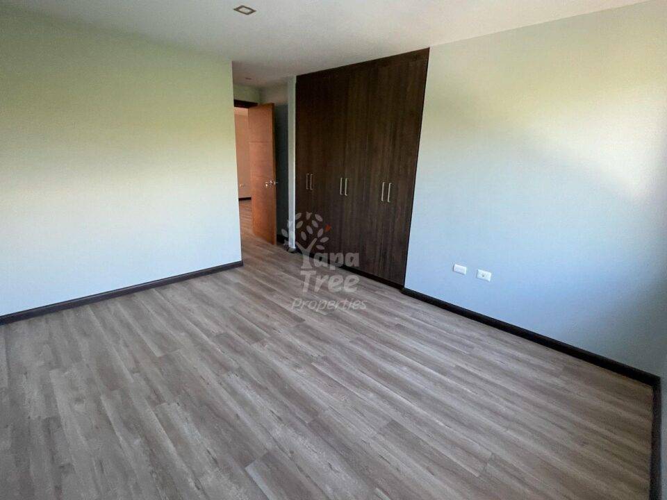 Spacious 3-Bedroom House with Walk-In Closet and Hydromassage Tub